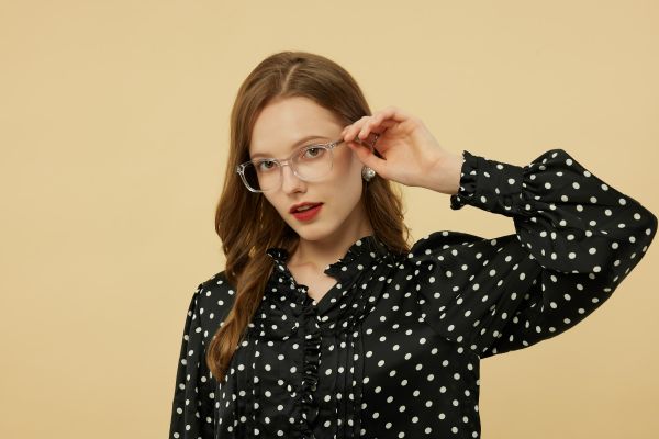 Crafting Chic Spring Looks: Expert Tips for Layering Lightweight Scarves in Cambridge