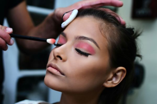 Mastering makeup: pro tips for flawlessly applying foundation over freckles