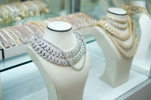 Mastering the art of jewelry selection for uk formal events: your comprehensive guide